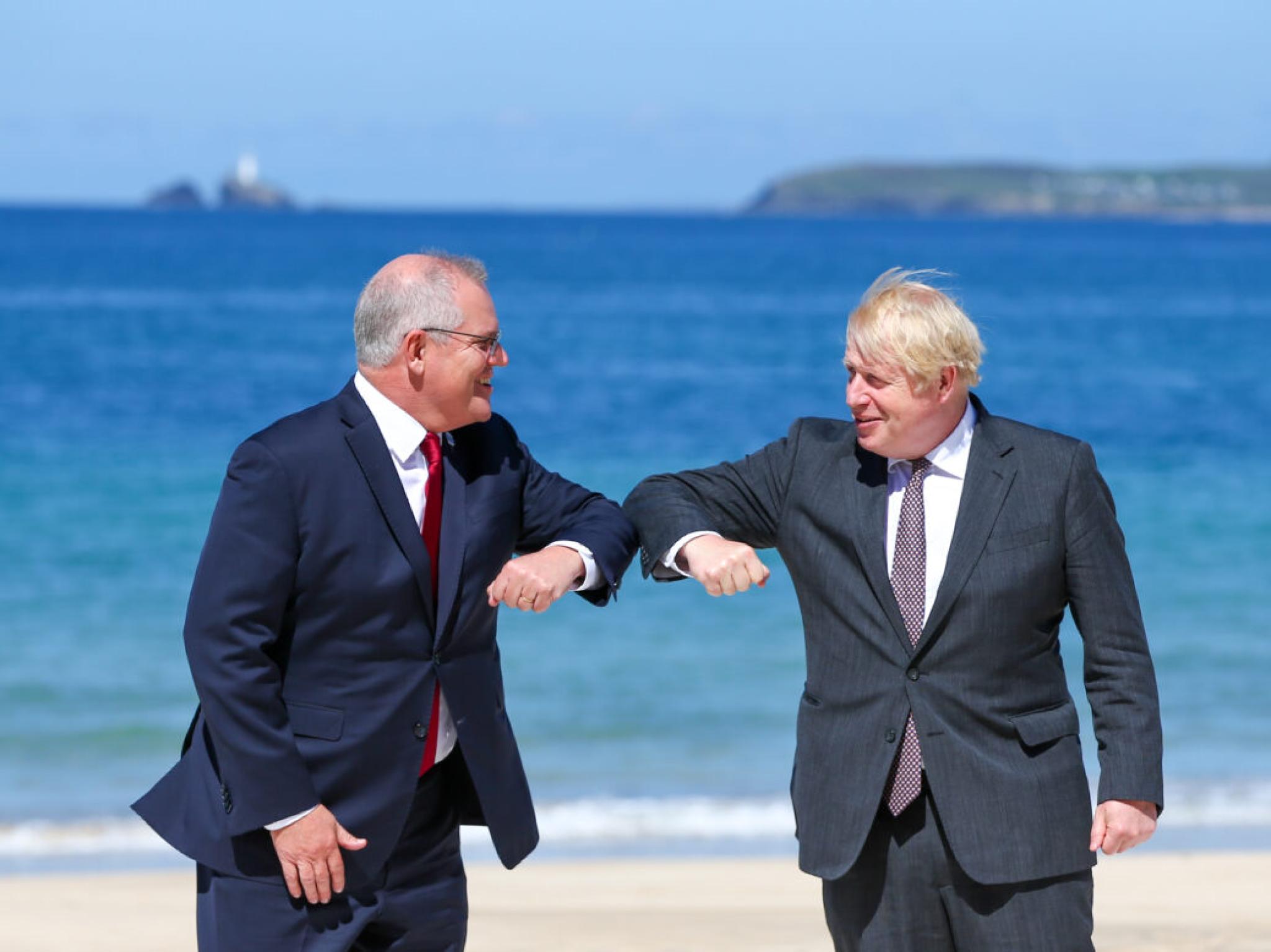 Beach picture of Boris Johnson, UK prime minister, right, greets Scott Morrison, Australia's prime minister.